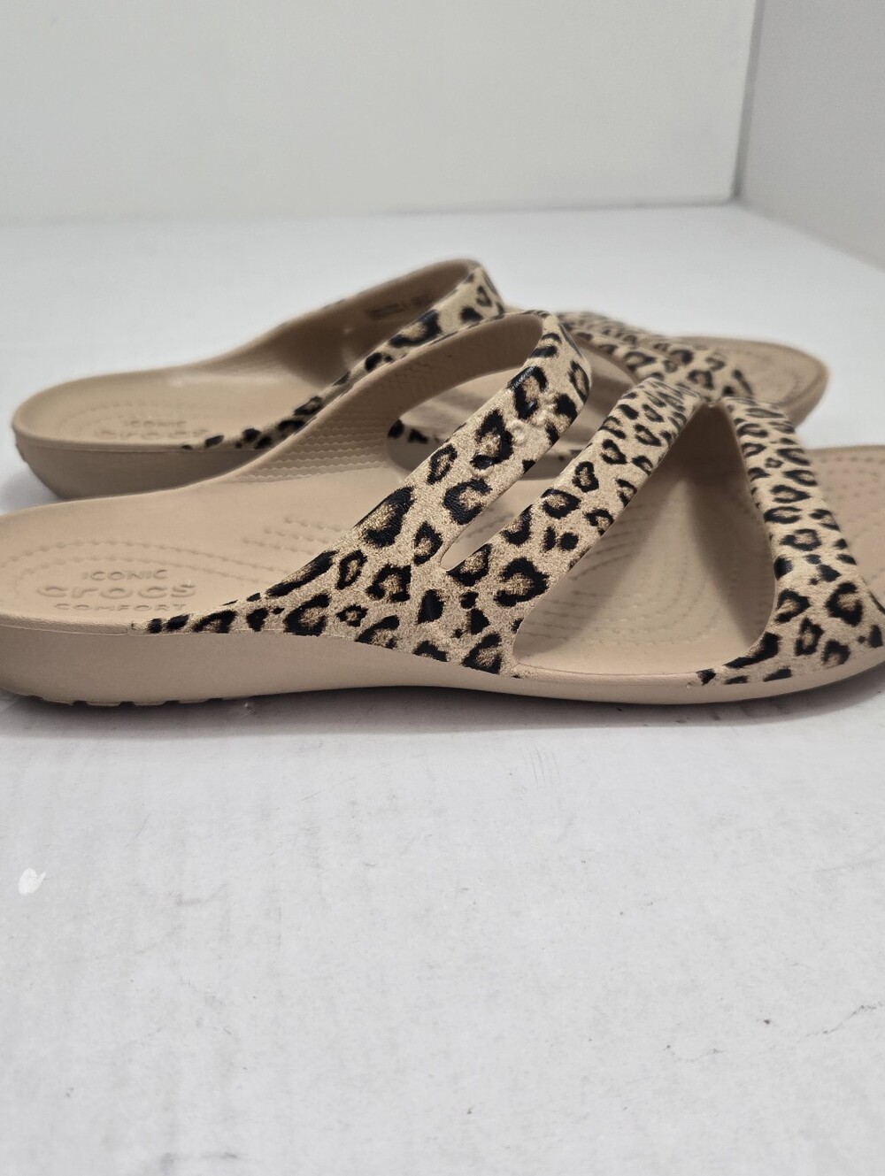 Crocs Kadee 11 Graphic Sandals Leopar Womens Sz 8 Casual Outdoor